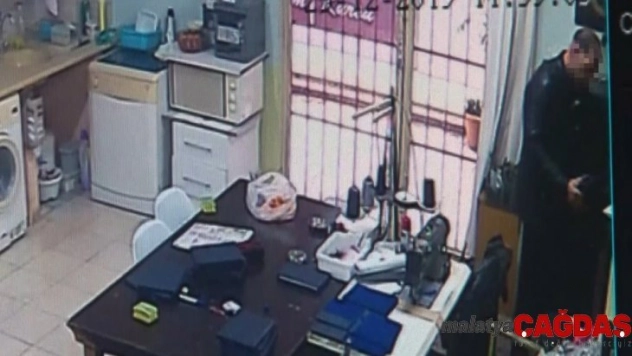 Hırsız cüzdanı alamayınca montu da götürdü