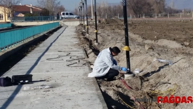 Hırsızlar aydınlatma direklerindeki 45 bin liralık elektrik kablolarını çaldı