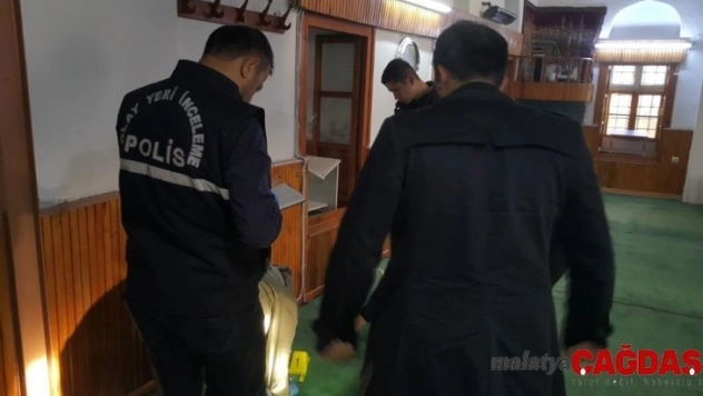 Hırsızların hedefinde bu kez de 590 yıllık cami vardı