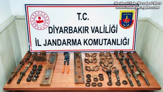 Hırsızlığın bu kadarına da pes: Vatandaşların canını tehlikeye atıp tren raylarının demir aksamını çaldılar