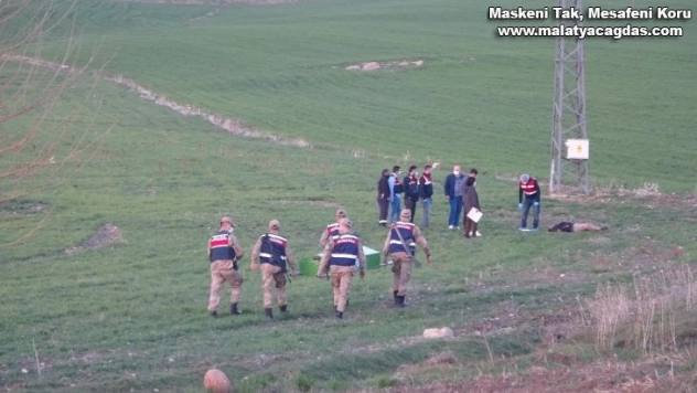 Hırsızlık için çıktığı elektrik direğinde akıma kapılarak öldü