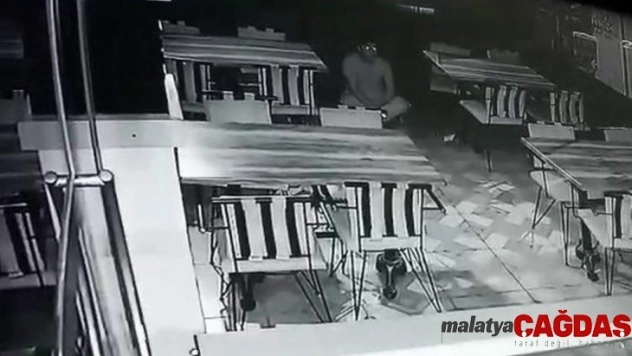 Hırsızlık için girdiği pastanede para bulamayınca pasta ve börek yedi