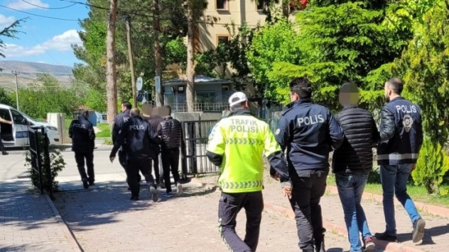 Hırsızlık yaparken yakalanan 4 zanlının üzerinde uyuşturucu çıktı