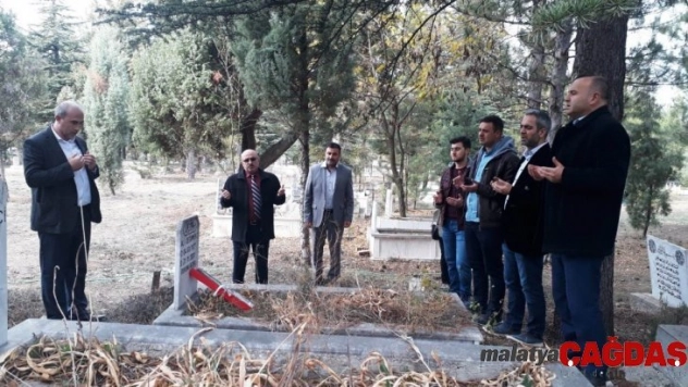 Hisarcık'ta öğretmenler vefat eden öğretmenlerin mezarlarını ziyaret etti