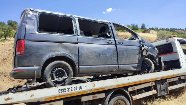 Hizan'da Hafif Ticari Araç Takla Attı: 3 Yaralı