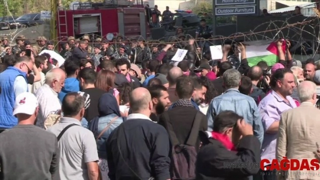 Hizbullahçı gruplarla protestocular karşı karşıya