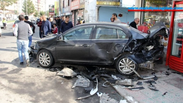 Hızını alamadı, park halindeki araca çarptı: 3 yaralı