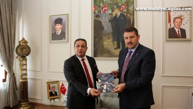 Hızlı Tren Çalıştayı sonuç raporları kitapçığı tek tek dağıtılıyor