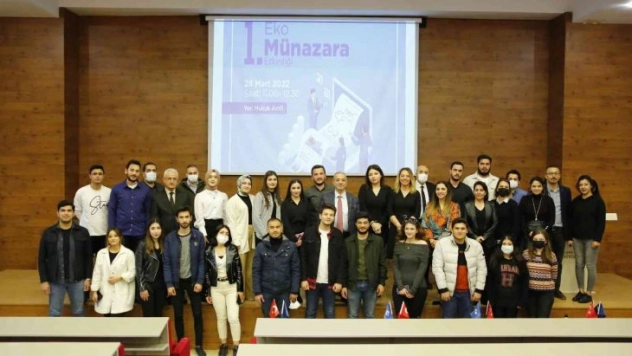 HKÜ öğrencileri öğrenme becerilerini münazaralarla geliştiriyor