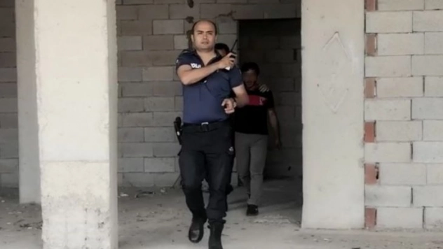 Horasan'da inşaata çıkan genci polis ekipleri ikna etti