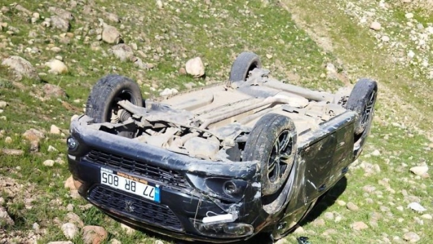 Horasan'da otomobil uçuruma yuvarlandı, 6 yaralı