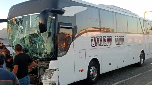 Horasan'da Yolcu Otobüsü ile Traktör Çarpıştı: 8 Yaralı