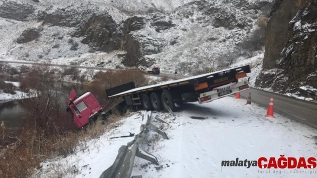 Horasan Kars karayolunda tır şarampole uçtu