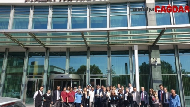 Hotel çalışanları sokağı temizledi