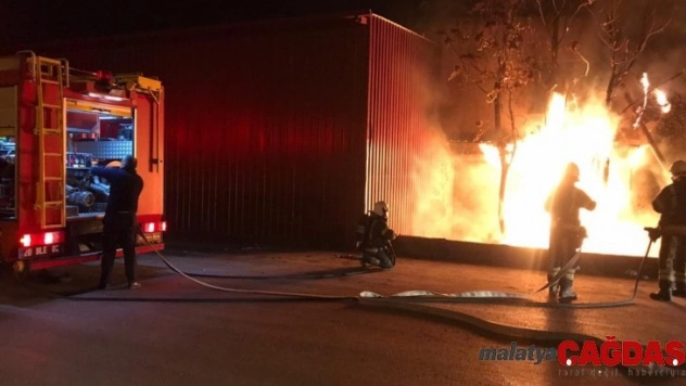 Hurda malzemeler alev alev yandı