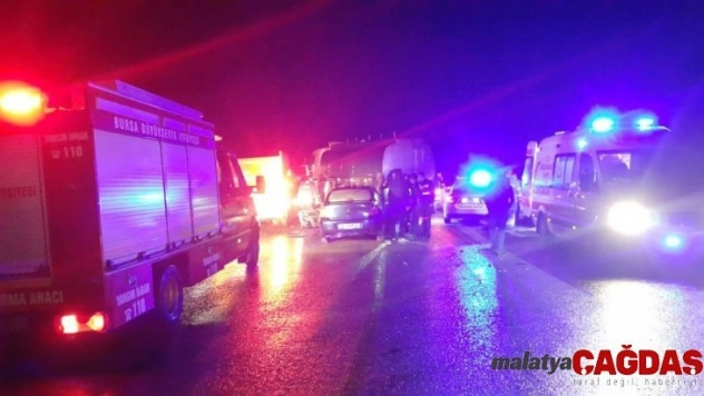 Hurdaya dönen araç içinde sıkışan çift 45 dakikada kurtarıldı