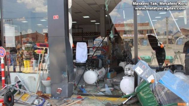 Husumetlisinin dükkanına arabayla daldı