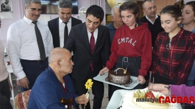 Huzurevi sakini Yusuf amcaya doğum günü sürprizi