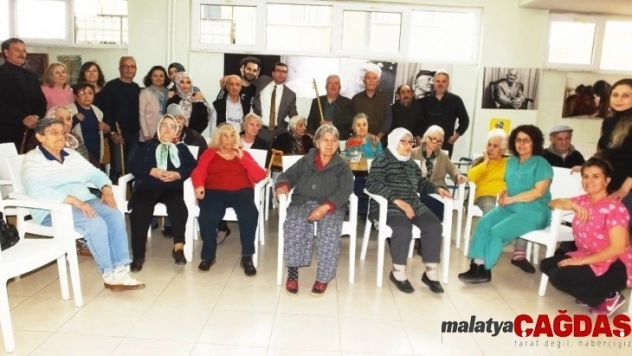 Huzurevinde kalan yaşlılar için erken yılbaşı kutlaması