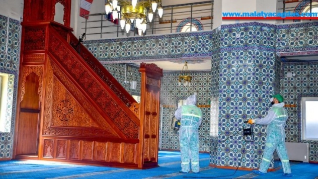 İbadethaneler Koronavirüse karşı ilaçlanıyor