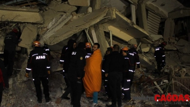 İç işleri Bakanı Süleyman Soylu 'Az önce geldiğimiz noktadan bir ses duyuldu 2 vatandaşımızı canlı çıkardılar'