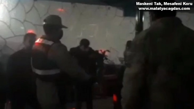 İçkili eğlenceye jandarma baskını, 21 kişiye 93 bin 700 TL ceza kesildi