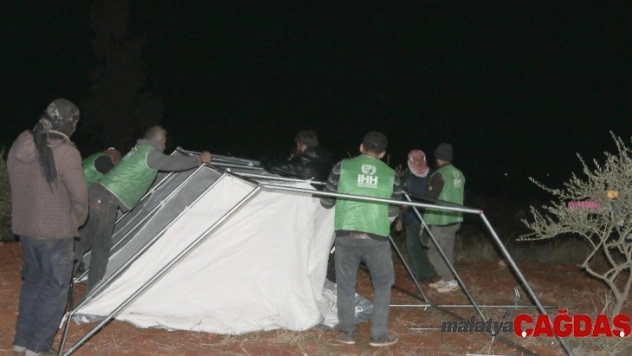 İdlib'den göç eden Suriyeliler için çadır kuruldu