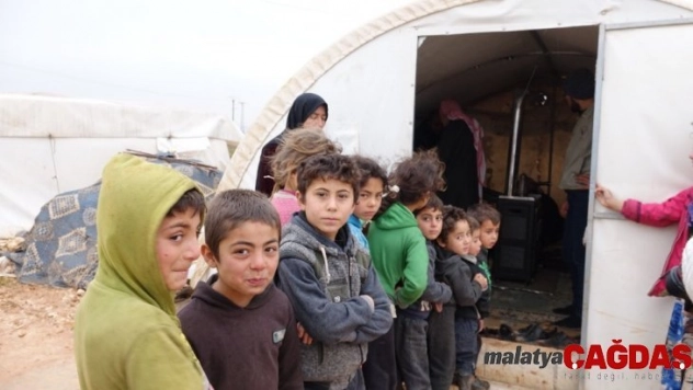 İdlib'den kaçarak kampa sığınan siviller çadır hastanesinde tedavi oluyor