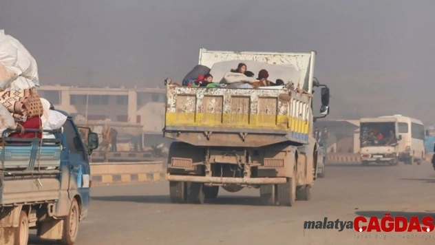 İdlib'e yönelik gerçekleştirilen saldırılarda binlerce sivil yerinden oldu