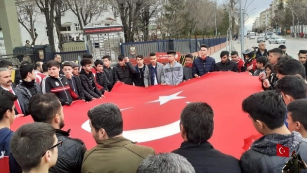 İdlib şehitleri için yürüyüş ve konvoy