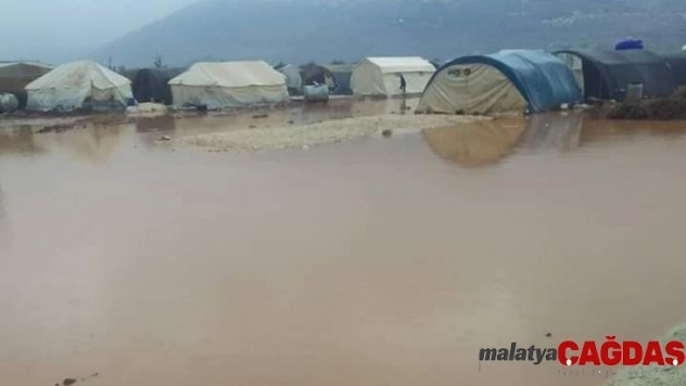 İdlib'teki kampları sel vurdu