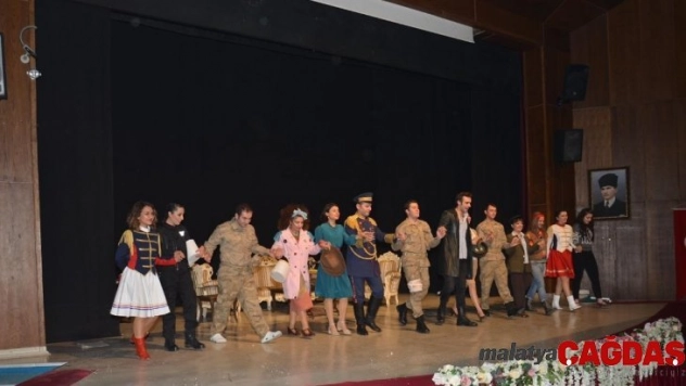 Iğdır'da 'Şapka' adlı tiyatro gösterisi düzenlendi