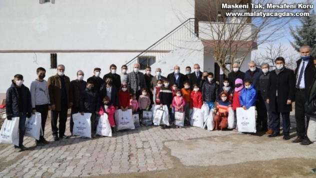 İhtiyaç sahibi çocukların yüzü güldü