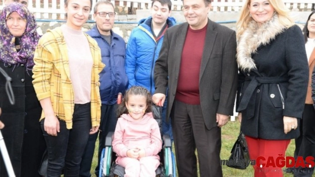 İhtiyaç sahiplerine tekerlekli sandalye, görme engelliler için baston