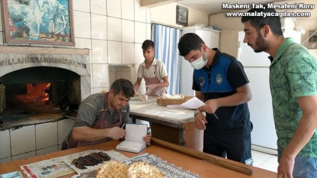 İhtiyaç sahiplerinin borçlarının yazıldığı defter yaprakları fırında yandı