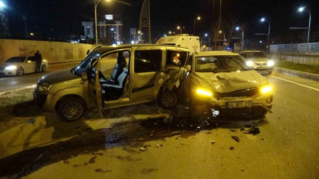 İki Araç Çarpıştı, Yaralanan Olmadı