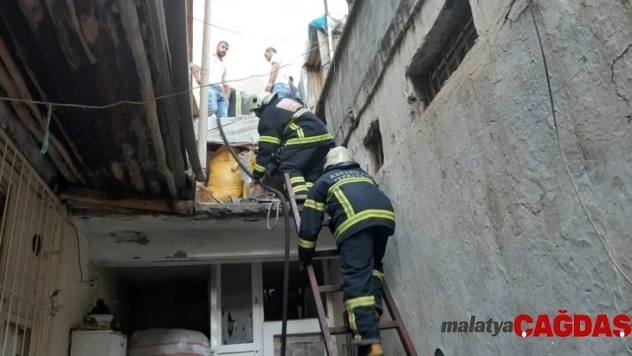 İki bina arasında çıkan yangın korkuttu