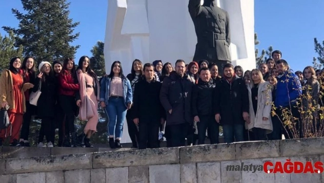 İki ilçe öğrencileri Dumlupınar şehitliğinde buluştu