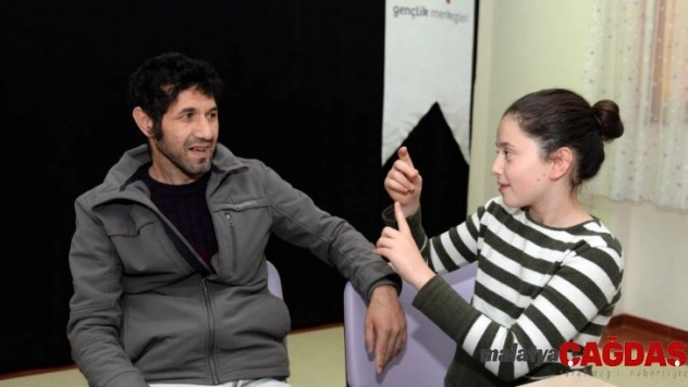 İki kardeş 'baba' dili öğrendi