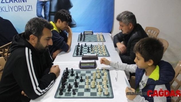 İki kardeş, kurdukları merkezle herkese satrancı sevdiriyor