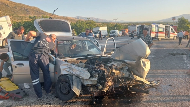 İki otomobil çarpıştı 1 kişi öldü, 5 kişi yaralandı