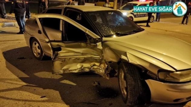 İki Otomobil Çarpıştı: 1 Yaralı