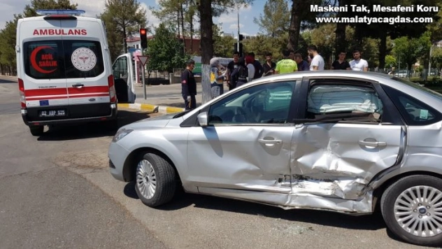 İki otomobil çarpıştı: 1 yaralı