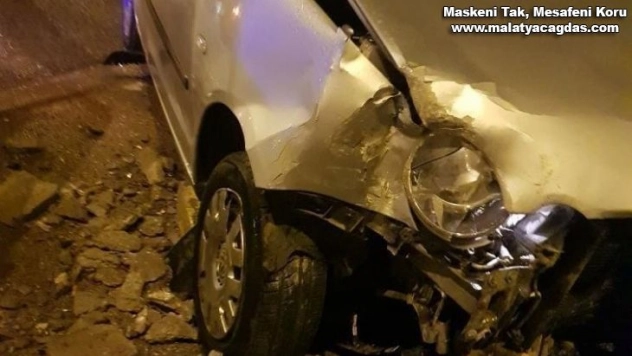 İki otomobil çarpıştı: 2 yaralı