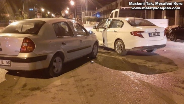 İki otomobil çarpıştı: 2 yaralı