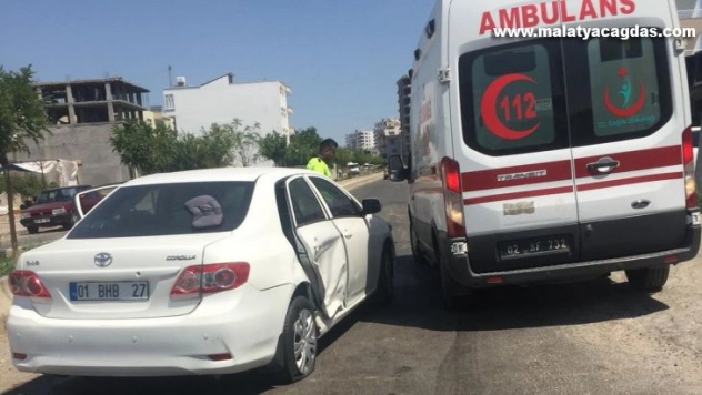 İki otomobil çarpıştı: 3 yaralı