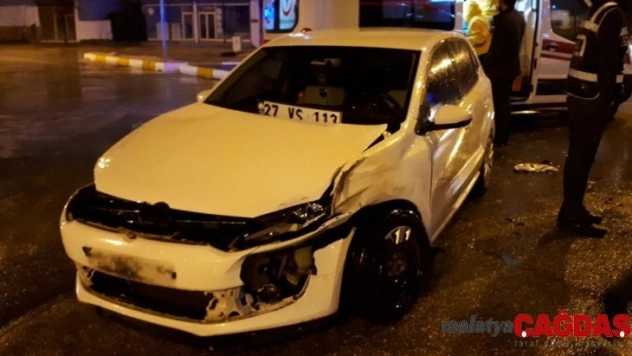 İki otomobil çarpıştı 5 yaralı