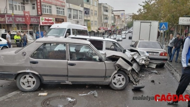 İki otomobil çarpıştı