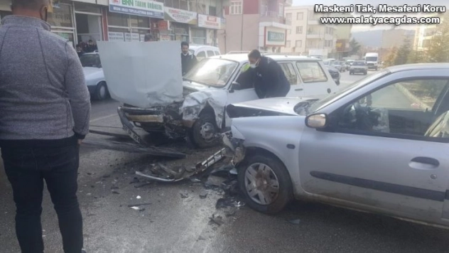 İki otomobil kafa kafaya çarpıştı: 2 Yaralı