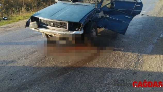 İki otomobil kafa kafaya çarpıştı  3 yaralı